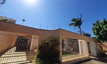 Imagem: Casa de 390m2 em terreno de 610m2, próximo