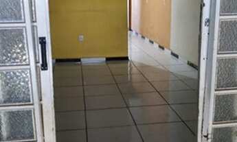 Imagem 5: Casa pra alugar com 2 quartos, garagem pra 2 carros pequenos, ótima localização