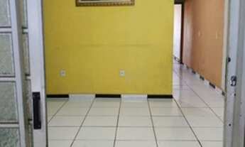 Imagem 6: Casa pra alugar com 2 quartos, garagem pra 2 carros pequenos, ótima localização