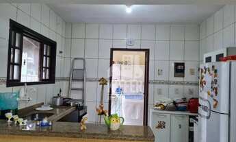 Imagem 2: Casa à Venda com 2 Quartos, Garagem para 3 Carros e Excelente Localização