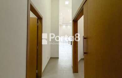 Imagem 3: Elegância e Conforto no Condomínio Quinta Lago: Sua Nova Casa com Piscina e Área Gourmet