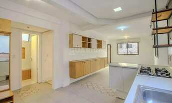 Imagem 4: Apartamento reformado com 2 dormitórios e 1 vaga de garagem em localização privilegiada!