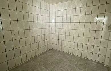 Imagem 6: Gt; Casa em frente à praça camerindo