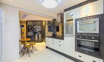 Imagem 2: Casa para Venda em Curitiba, Santa Felicidade, 3 dormitórios, 1 suíte, 4 banheiros, 8 vaga