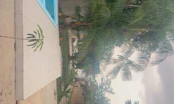 Imagem: Vendo uma casa com um imenso terreno e piscina