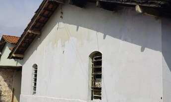 Imagem 7: Casa com 2 quartos, wc. social, sala, cozinha, varanda e quintal com plantas frutíferas