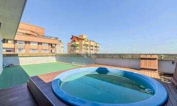 Imagem 2: Cobertura de 500 m² na Rua Santo Inácio, com vista espetacular do Guaíba e reforma impecáv