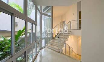 Imagem 3: Sobrado Alto Padrão no Condomínio Recanto Real: Área Gourmet Fechada em Vidro e Suítes Mas