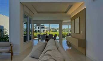 Imagem 2: Casa nova e mobiliada com 3 suítes, piscina e fundos para o lago Reserva das Á