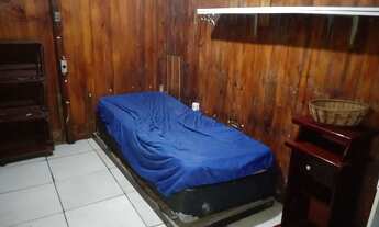 Imagem: Quarto pequeno simples para mulheres ou