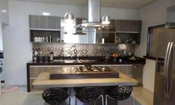 Imagem 5: Sobrado a venda tem 308 m² de construção com 3 suítes e closet no Residencial Morumbi em G