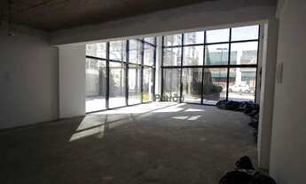 Imagem 2: Sala no centro com pé direito duplo e mezanino