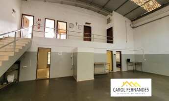 Imagem 4: Barracão no bairro Dois Córregos, com 625m2, três salas e três banheiros com vestiários