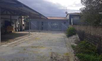 Imagem 2: Amplo terreno com casa, fronte à rodovia