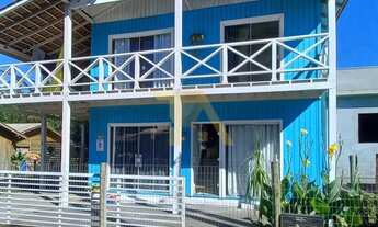 Imagem: Casa charmosa em estilo praiano, com fachada