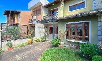 Imagem 2: Casa em Porto Alegre, no bairro Hípica, com 3 dormitório(s), e 2 banheiros, à venda