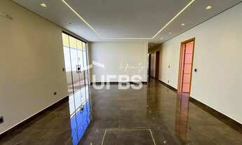 Imagem 4: Excelente casa repleta em armários e iluminação, toda em porcelanato de boa qualidade, con