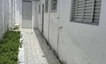 Imagem 3: Casa em frente à praça camerindo