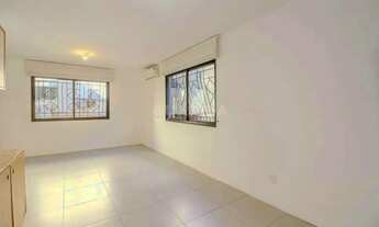 Imagem 6: Apartamento reformado com 2 dormitórios e 1 vaga de garagem em localização privilegiada!