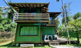 Imagem: Casa com grande jardim em meio à natureza
