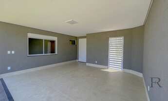 Imagem 2: Casa de condomínio térrea para venda possui 238 metros quadrados com 4 suítes plenas