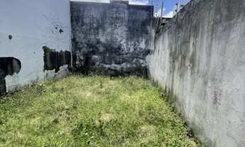 Imagem 2: Casa em frente à praça camerindo