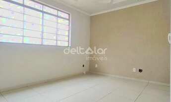 Imagem 3: Apartamento com 03 quartos sendo 02 com armários e 02 vagas cobertas, Bairro São João Bati