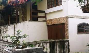 Imagem 2: Casa para Venda em Niterói, Badu, 5 dormitórios, 2 suítes, 4 banheiros, 2 vagas