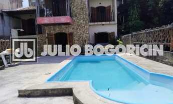 Imagem 3: Esta propriedade oferece uma casa com 2 quartos, piscina, churrasqueira e espaço para até