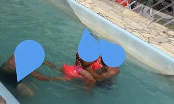 Imagem 5: 2 Casas grandes uma ao lado da outra com piscina e 3 quartos cada