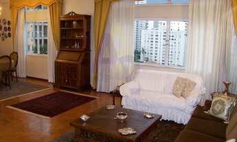 Imagem 2: Apartamento espaçoso, com excelente potencial para reforma. Com 220m² de área útil e 2 vag