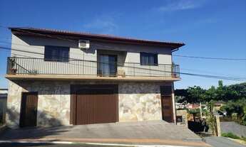 Imagem 2: Casa de dois pisos, com sacada dupla e linda vista livre para a serra catarinense