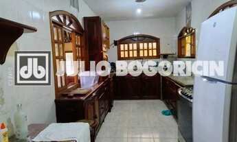 Imagem 5: Esta propriedade oferece uma casa com 2 quartos, piscina, churrasqueira e espaço para até