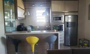 Imagem: Casa de dois pisos, com sacada dupla e linda