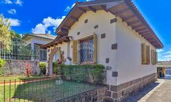 Imagem 2: Espaço, Sol e Tradição: Casa Clássica com 6 Dormitórios em Terreno de 605m²