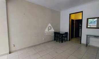 Imagem 6: Privilégio imóveis vende apartamento 03 quartos com dois banheiros sociais no Posto 2