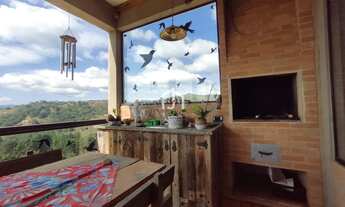 Imagem 3: Casa com 03 suítes, vista panorâmica em uma região tranquila em Campos do Jordão-SP