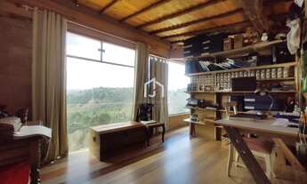 Imagem 4: Casa com 03 suítes, vista panorâmica em uma região tranquila em Campos do Jordão-SP