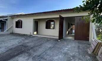 Imagem: Casa com pátio amplo e próxima ao mar