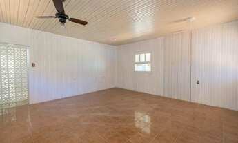 Imagem 6: Casa espaçosa no Laranjal com 3 quartos, 2 banheiros, garagem para 2 carros, piscina e ar