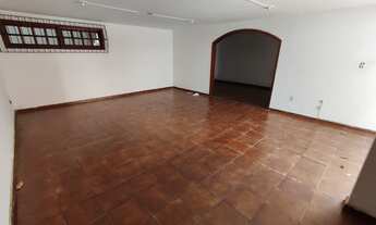 Imagem 4: Cod 2452 Casa Centro c/ 6qts, sendo 1suíte, 5brs, 4vgs, amrs, varand, banheira, churrqr