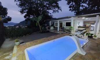 Imagem: Casa com piscina e vista pro mar