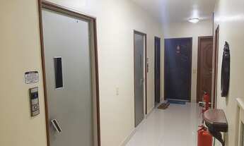 Imagem 4: Apartamento com piso de pedra e portas em madeira maciça