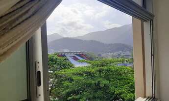 Imagem 2: Apartamento com piso de pedra e portas em madeira maciça