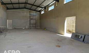 Imagem: Barracão novo, com apartamentos nos fundos