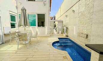 Imagem 2: Urca - Casa com vista e Piscina - 256m², 4 Suítes e Sofisticação Absoluta