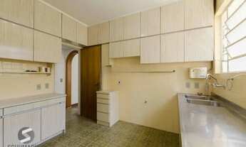 Imagem 7: Excelente residência térrea com 272m² de área privativa, com 4 domritórios e 6 vagas de ga