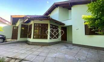 Imagem: Casa com Piscina e Churrasqueira no Bairro