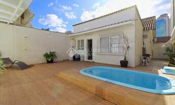 Imagem 7: Ótima casa em rua silenciosa com 03 dormitórios, 02 banheiros sociais, ampla sala com lare