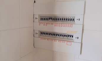 Imagem 6: Apartamento com piso de pedra e portas em madeira maciça